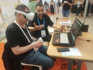 Jérôme testant des lunettes de réalité virtuelle, sur le stand de Jimmy Hottier, créateur du CNA-vr Centre Numérique Autistique