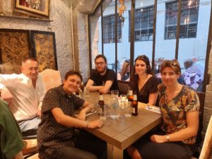 Soirée restaurant dans Lyon pour les membres du LAPÉFA. De gauche à droite, de haut en bas : Jérôme, Julien, Ezra, Clara (ancienne membre du LAPÉFA) et Marie-Alexia