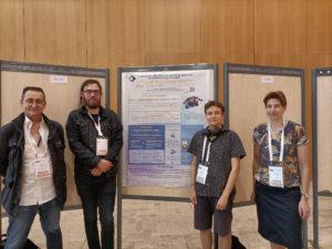 Membres du LAPÉFA devant leur poster au colloque du GNCRA. De gauche à droite : Jérôme, Julien, Ezra et Marie-Alexia